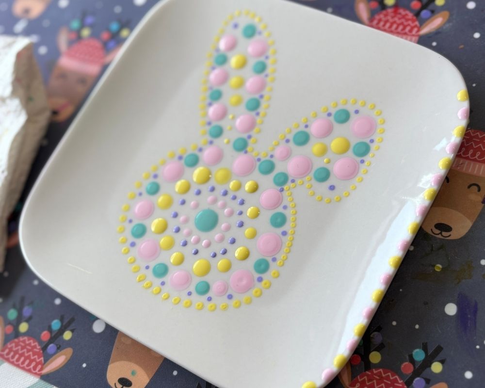 Kinderfeestje konijn op bordje stippelen