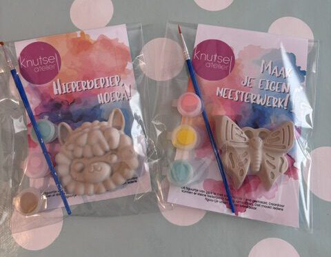 Feestelijk verpakte traktaties van Knutselatelier Zuidplas voor een geslaagde kinderverjaardag op school